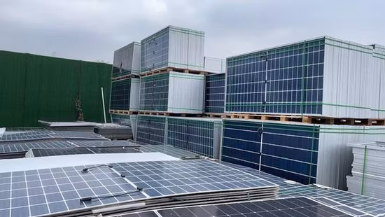 中国工場ハーフセルシングルソーラーパネル500W 550W 600W 650W 700Wモノラルソーラーパネル家庭用および産業用25年保証