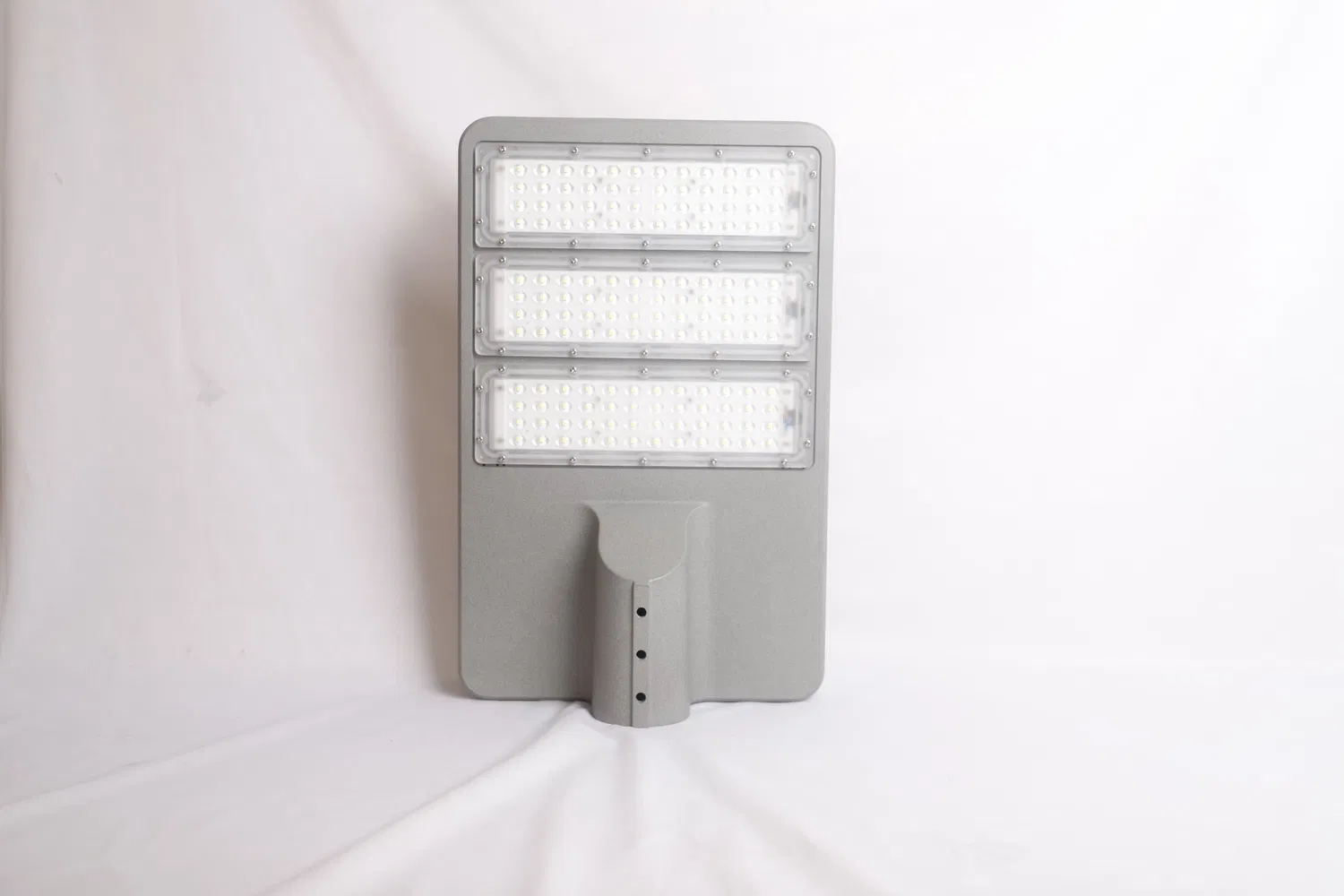 超高輝度6mハイパワー防水ソーラーLED街路灯を低価格で実現